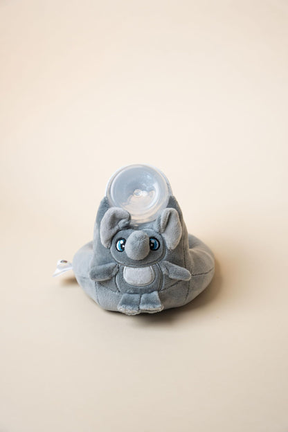 PRODUCTO 705 Nuestro soporte para biberón Fuzzy para autoalimentación - Sistema de cierre de velcro para un ajuste seguro y ajustable - Adorable bebé amigo para alimentarse y jugar (elefante)
