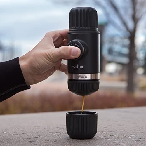 WACACO Nanopresso Cafetera espresso portátil con adaptador NS, compatible con cápsulas NS y café molido, juego de cafetera de viaje manual, perfecto para acampar