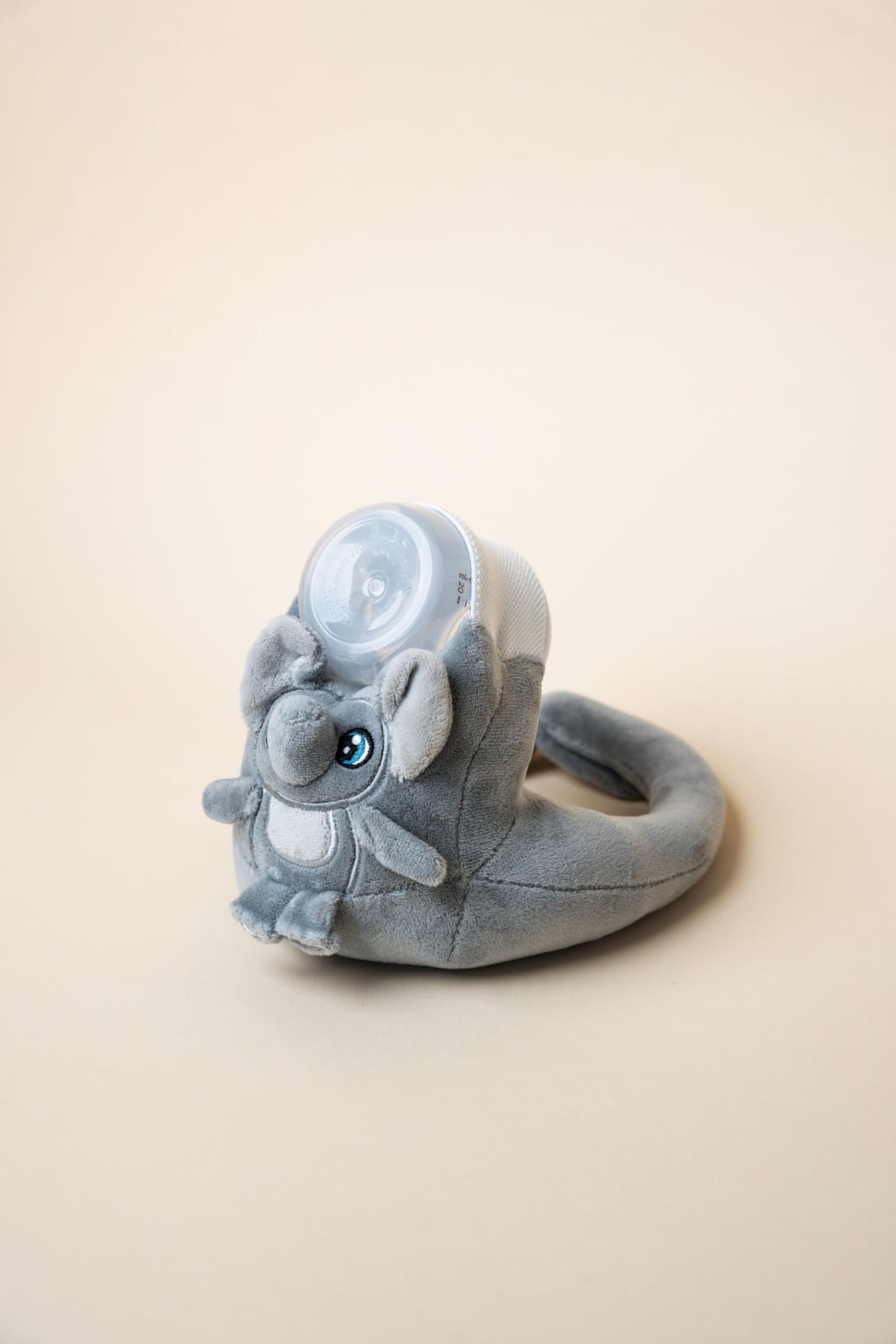 PRODUCTO 705 Nuestro soporte para biberón Fuzzy para autoalimentación - Sistema de cierre de velcro para un ajuste seguro y ajustable - Adorable bebé amigo para alimentarse y jugar (elefante)